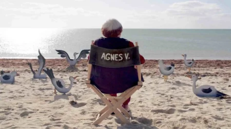 Agnes Varda di spalle guarda il mare
