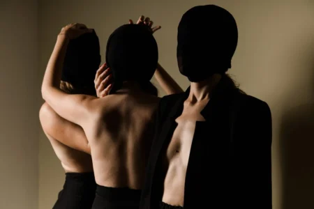 Persone seminude con la maschera