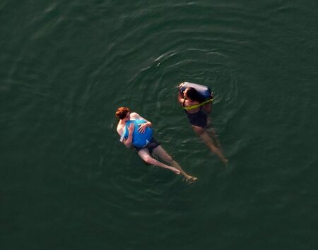 Due persone immerse nell'acqua