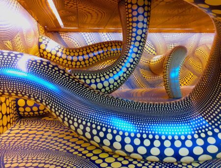 nstallazione astratta colorata con motivi a pois blu e gialli in un contesto contemporaneo