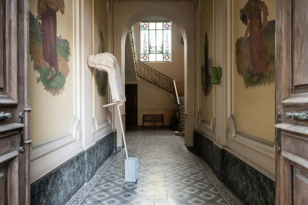L'interno di Palazzoirreale con un opera di Ludovica Carbotta
