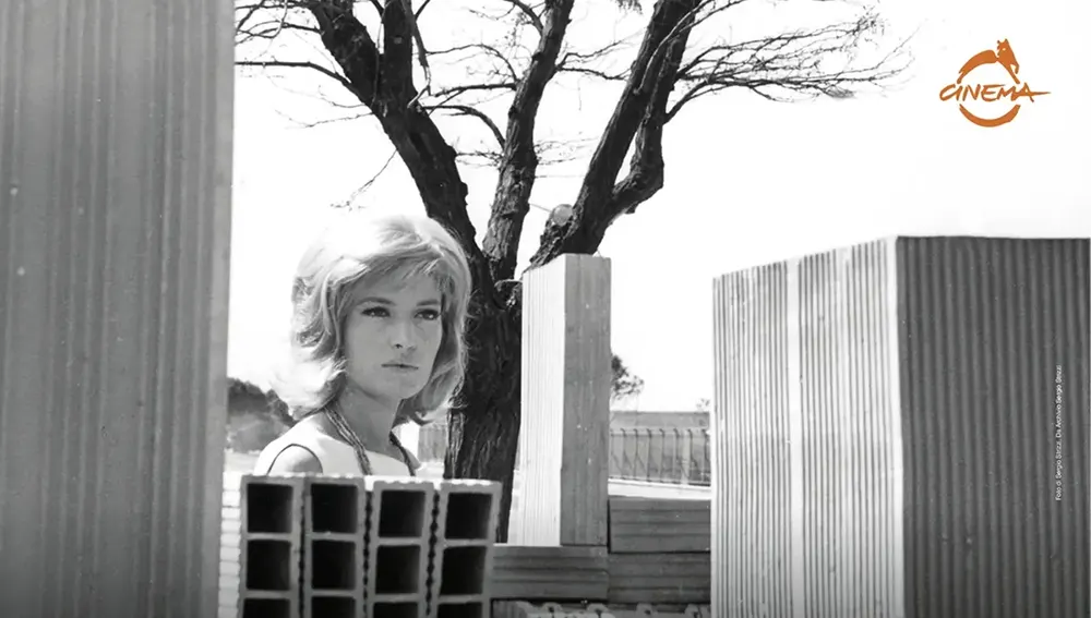 Monica Vitti in uno scatto realizzato da Sergio Strizzi sul set de “L’eclisse”, capolavoro di Michelangelo Antonioni